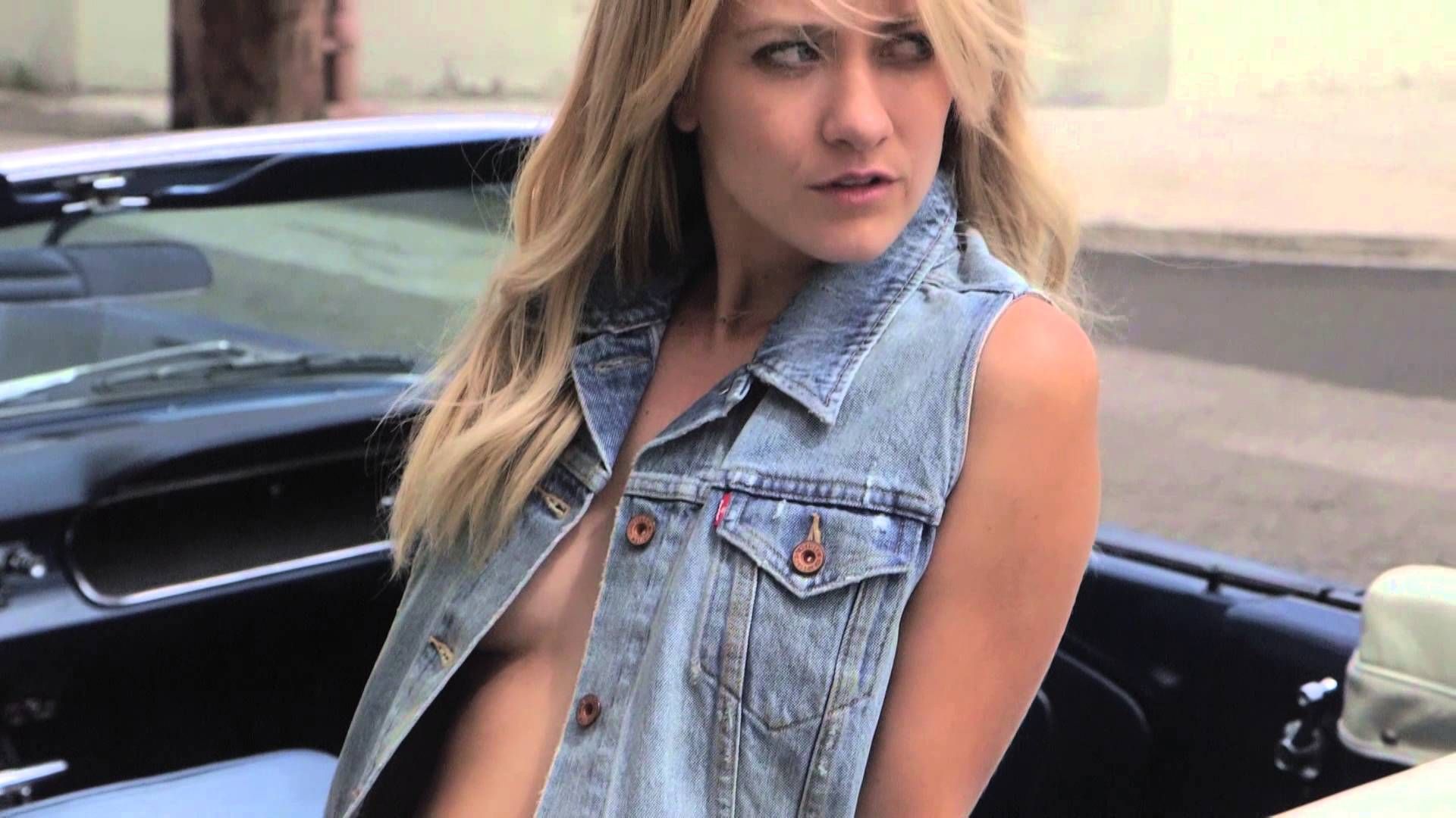 Meredith Hagner’s body statistics and plastic surgery facts are all here! 